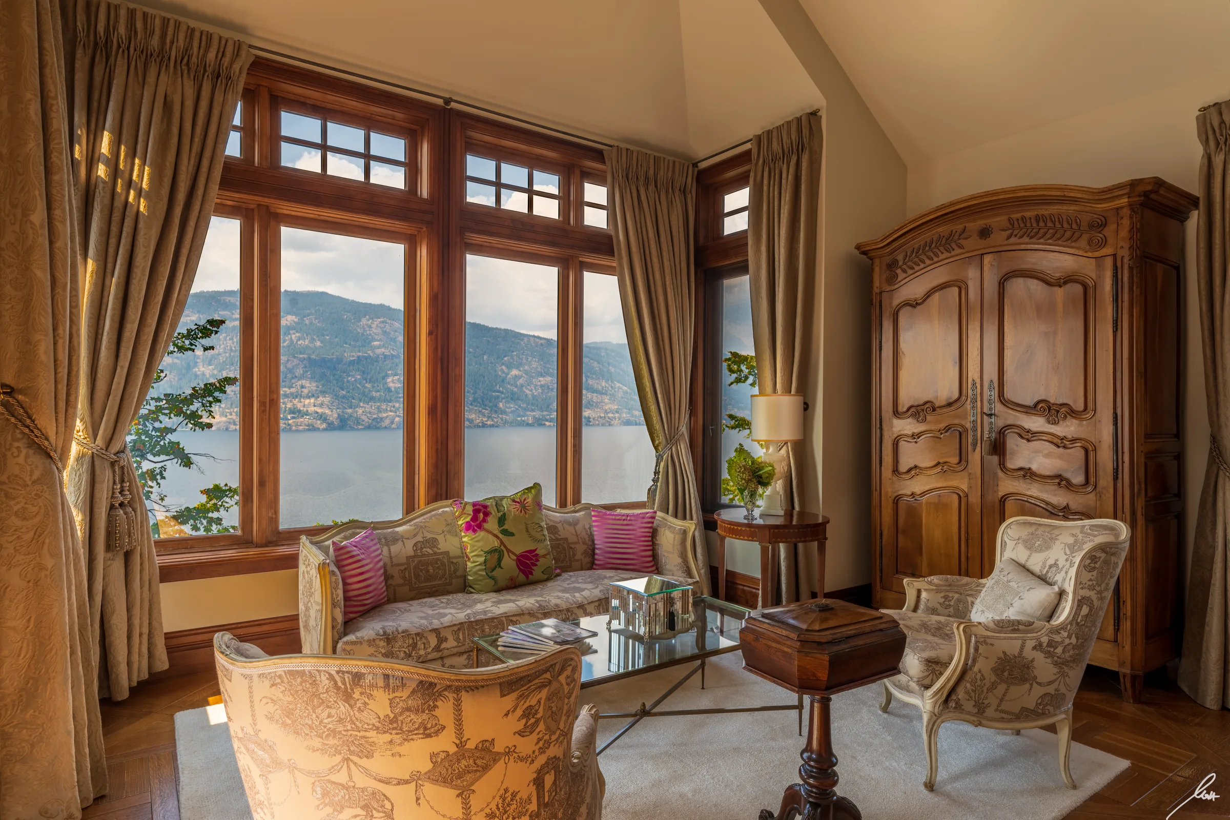 Magnolia Suite furnishings