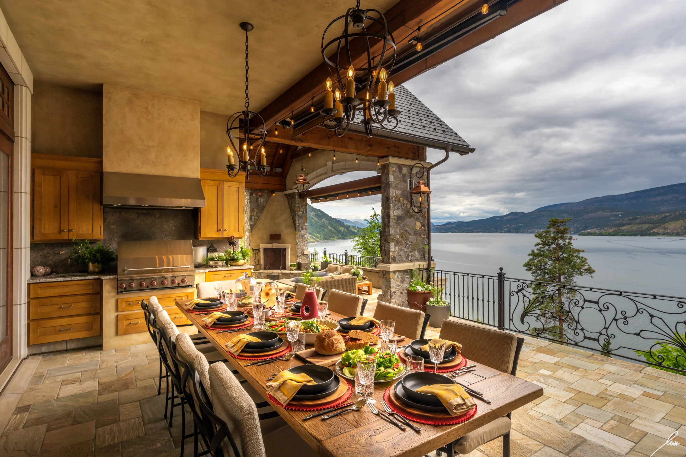 Outdoor dining on the estate terrace